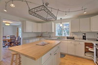 Private Lakefront Retreat 4 Mi to the Beach