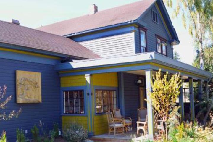 Golden Tree Hostel - thumb 0