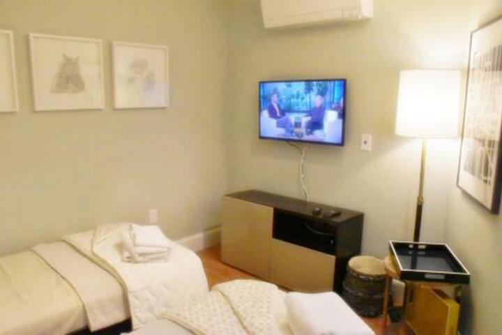 Gorgeous Unique 3BR / 3BA Duplex North End (M G) - thumb 2