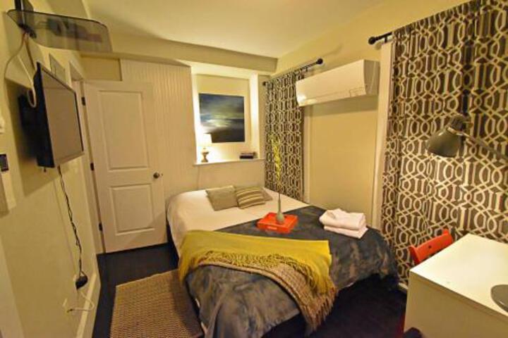 Gorgeous Unique 3BR / 3BA Duplex North End (M G) - thumb 0