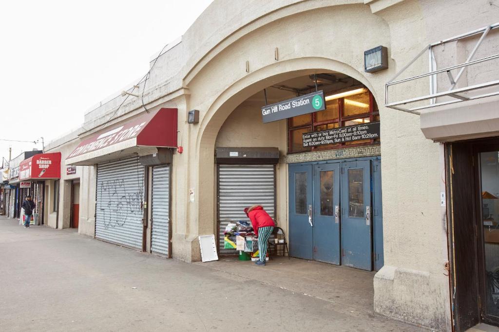 STUDIO & ONE BEDROOM APARTMENTS - thumb 4