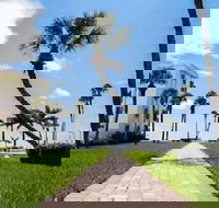 Island House Beach Resort - Accommodation Michigan