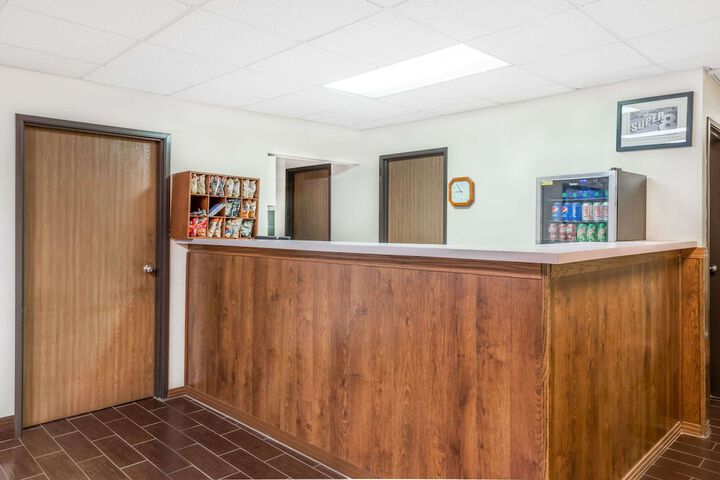 Super 8 By Wyndham Marshall - thumb 2