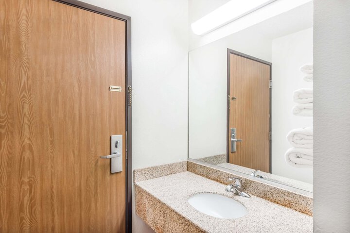 Super 8 By Wyndham Marshall - thumb 7