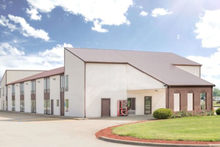 Super 8 By Wyndham Marshall - thumb 0