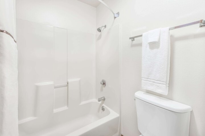 Super 8 By Wyndham Marshall - thumb 6