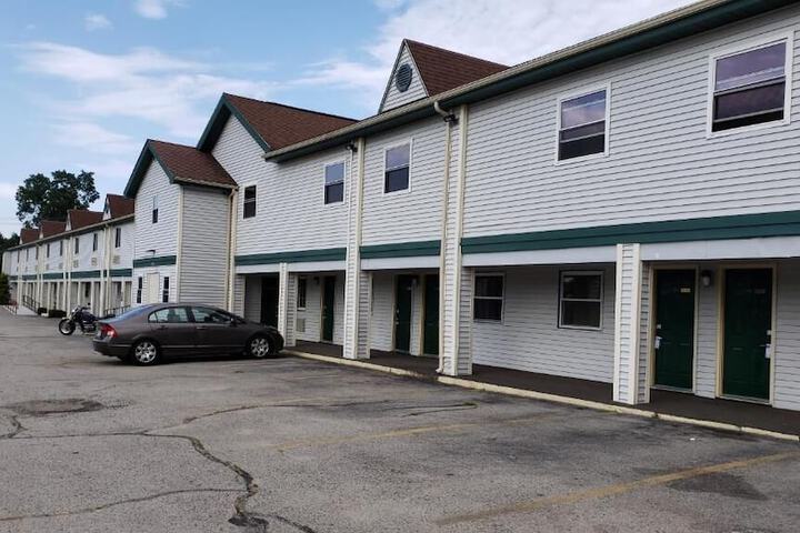 Boston Motel - thumb 2