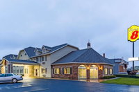 Super 8 by Wyndham Reedsburg