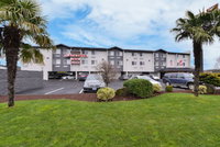 Clackamas Inn  Suites