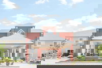 Howard Johnson Hotel  Suites by Wyndham Oacoma