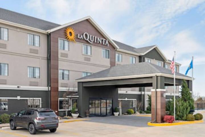 La Quinta Inn & Suites By Wyndham Ada - thumb 0