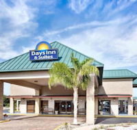 Days Inn  Suites by Wyndham Davenport - Accommodation Michigan