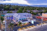 818 Hotel  Pool Ascend Hotel Collection