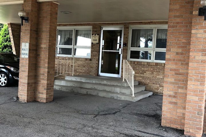 McGoverns Hotel And Suites - thumb 6