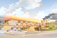 Days Inn  Suites by Wyndham Marshall