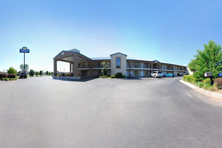Days Inn & Suites By Wyndham Pine Bluff - thumb 2