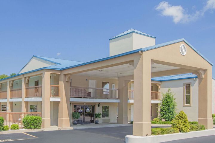 Days Inn & Suites By Wyndham Pine Bluff - thumb 1