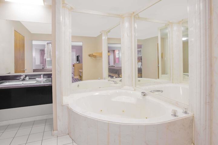 Days Inn & Suites By Wyndham Pine Bluff - thumb 6