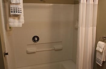 Eagle's Den Suites At Kenedy - thumb 3