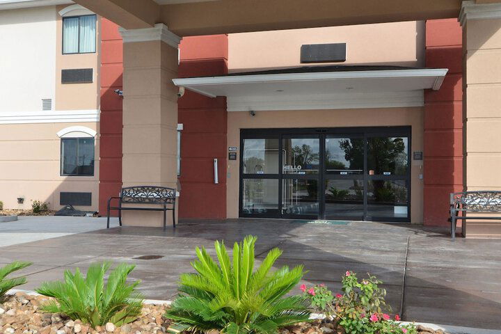 Quality Inn & Suites Kenedy - Karnes City - thumb 1
