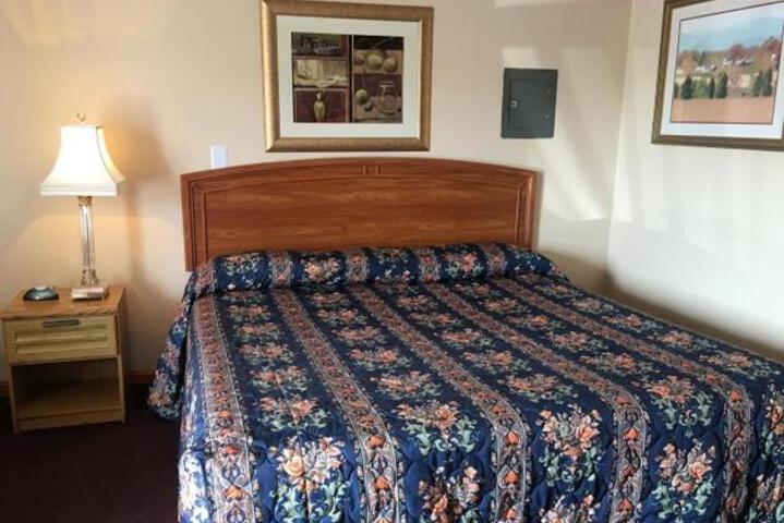 Knotty Pine Motel - thumb 3