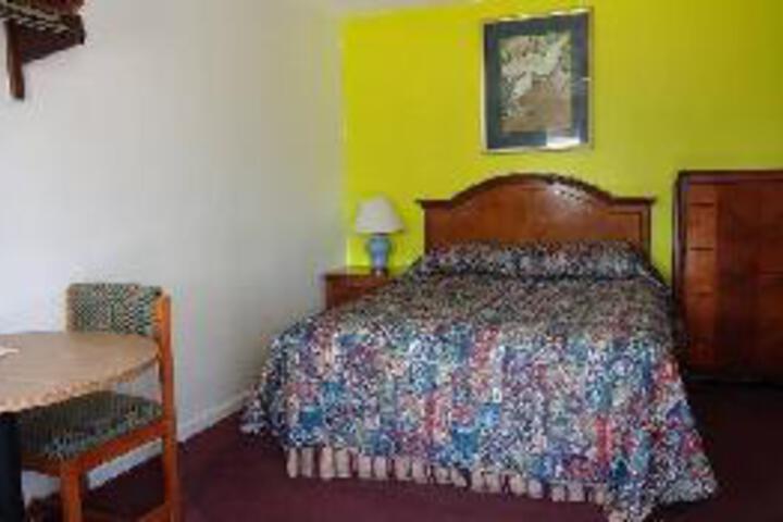 Iris Motel - thumb 0