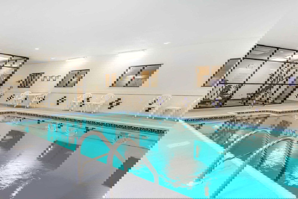 Comfort Inn & Suites East Moline Near I-80 - thumb 3