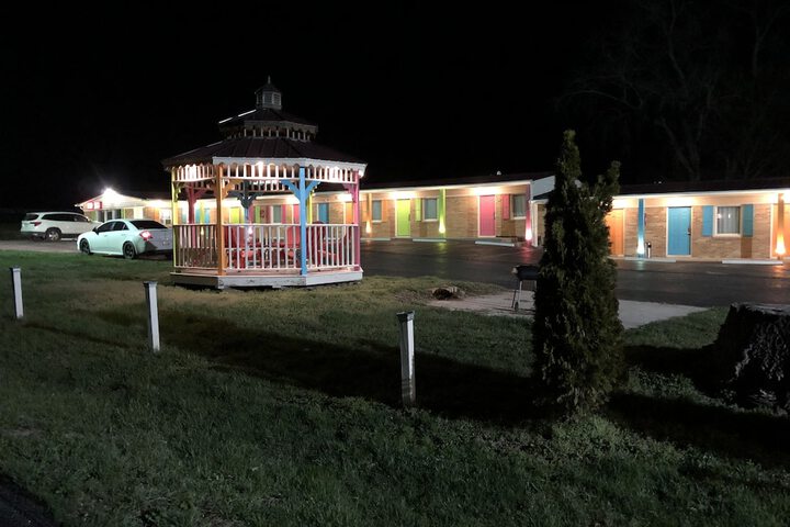 Laci's Country Inn - thumb 1