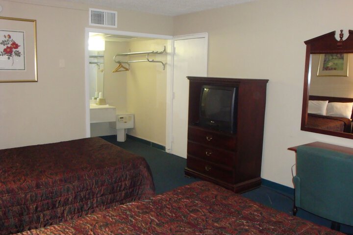 Rodeway Inn - thumb 1