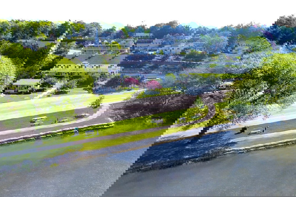 Hillside Waterfront Hotel - thumb 1