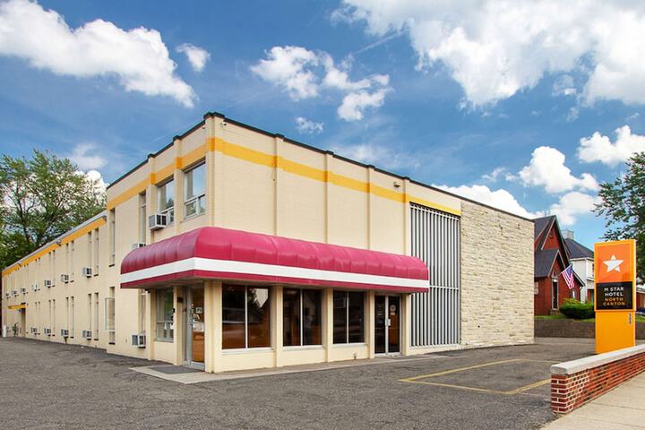 M Star North Canton - Hall Of Fame - thumb 5