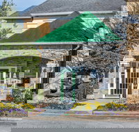 HomeTowne Studios by Red Roof Atlanta NE - Peachtree Corners - Accommodation Michigan