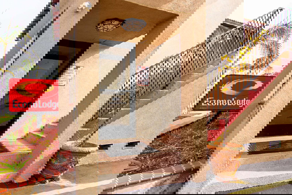 Econo Lodge Long Beach I-405 - thumb 0