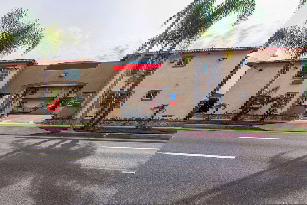 Econo Lodge Long Beach I-405 - thumb 2