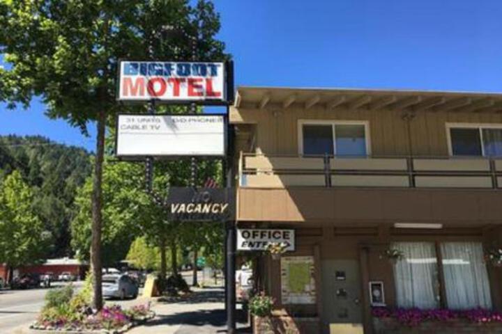 Bigfoot Motel - thumb 0