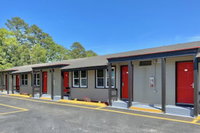 Whistling Pines Motel