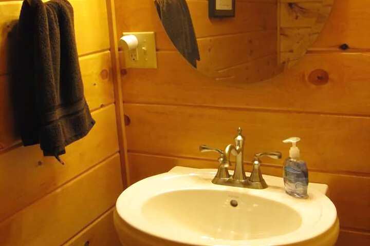 Whipkins Cove Beautiful 3 Bd Lakefront Getaway - thumb 7