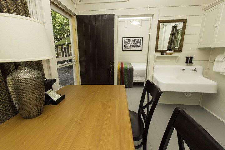 Swiftcurrent Motor Inn And Cabins - Inside The Park - thumb 2