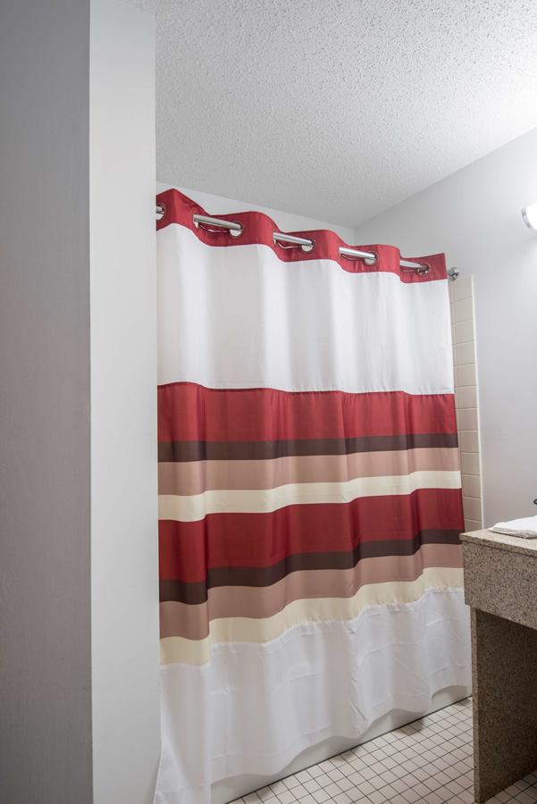 Red Roof Inn Fort Wayne - thumb 6