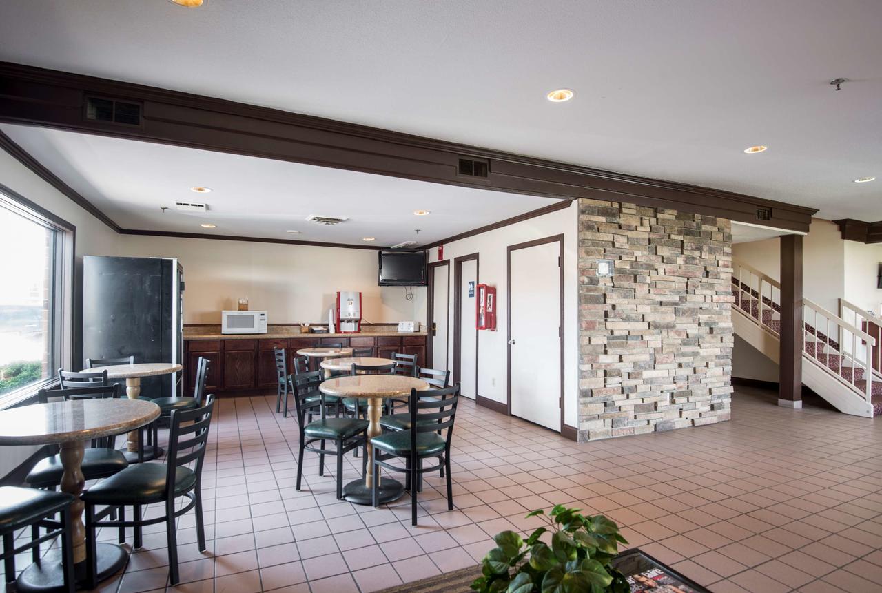 Red Roof Inn Fort Wayne - thumb 8