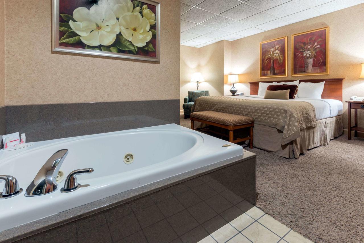 Ramada By Wyndham Topeka Downtown Hotel & Convention Center - thumb 18