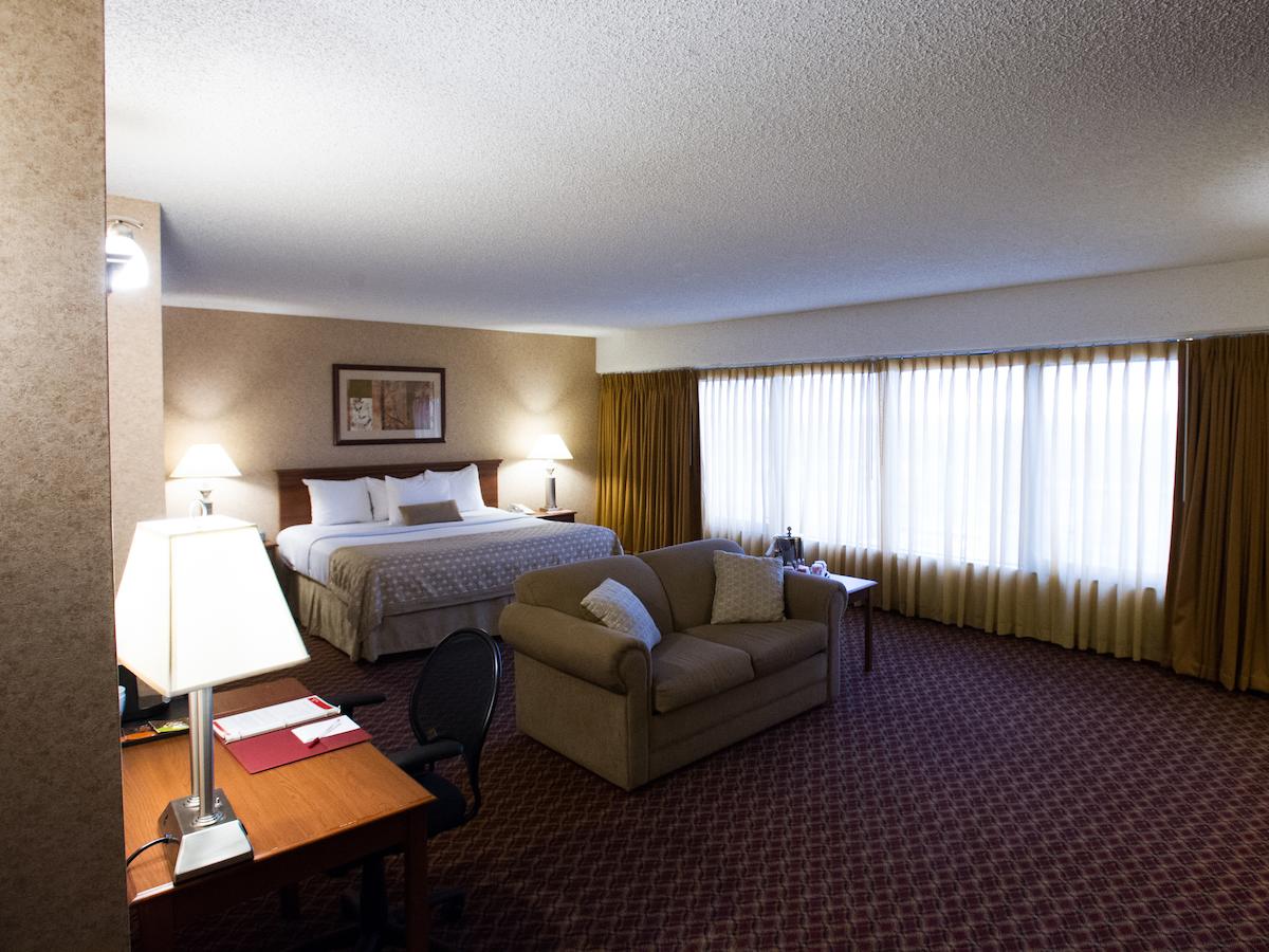 Ramada By Wyndham Topeka Downtown Hotel & Convention Center - thumb 4