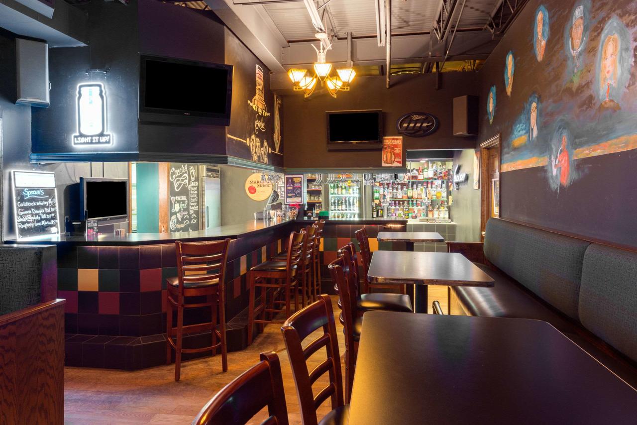 Ramada By Wyndham Topeka Downtown Hotel & Convention Center - thumb 24