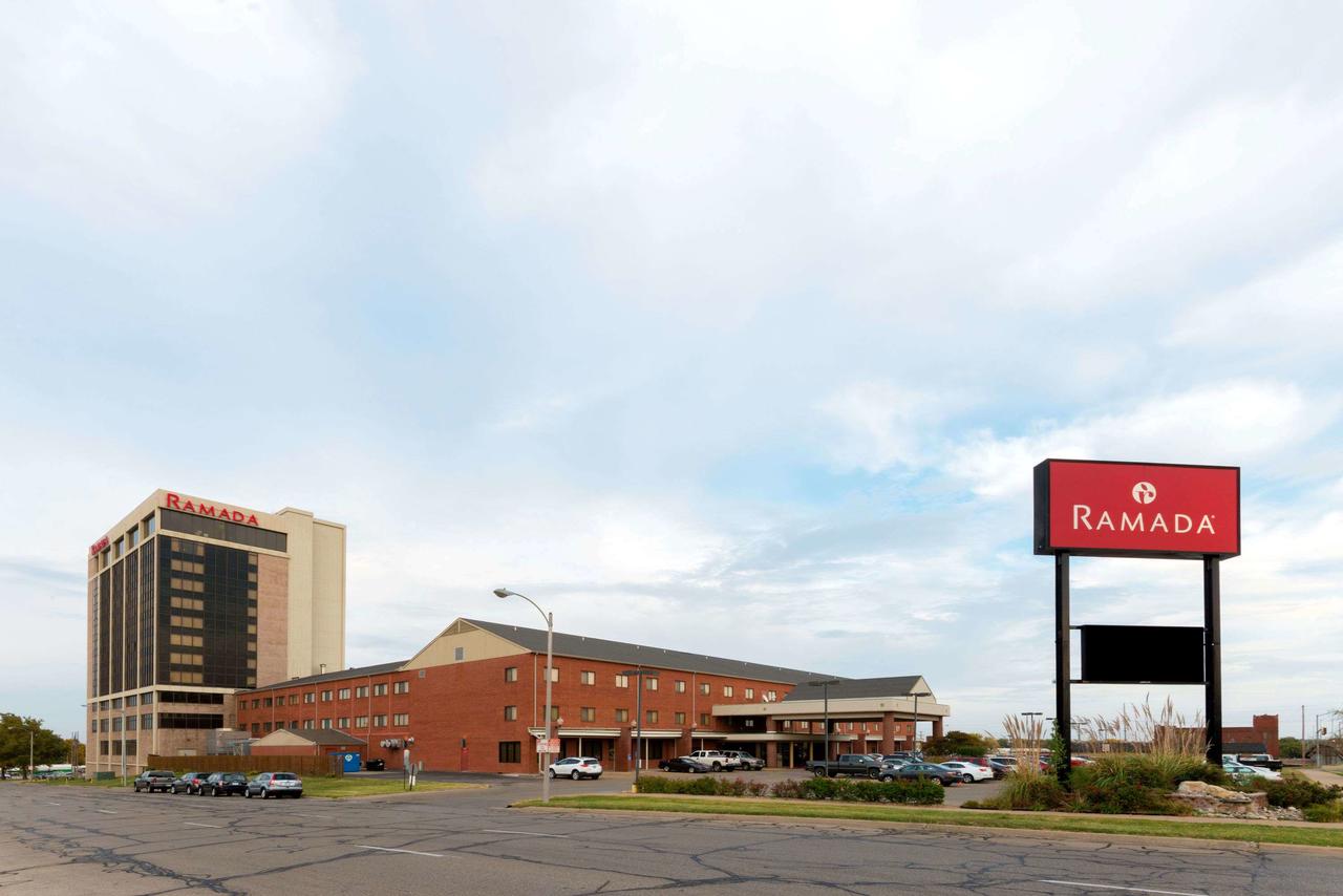 Ramada By Wyndham Topeka Downtown Hotel & Convention Center - thumb 1