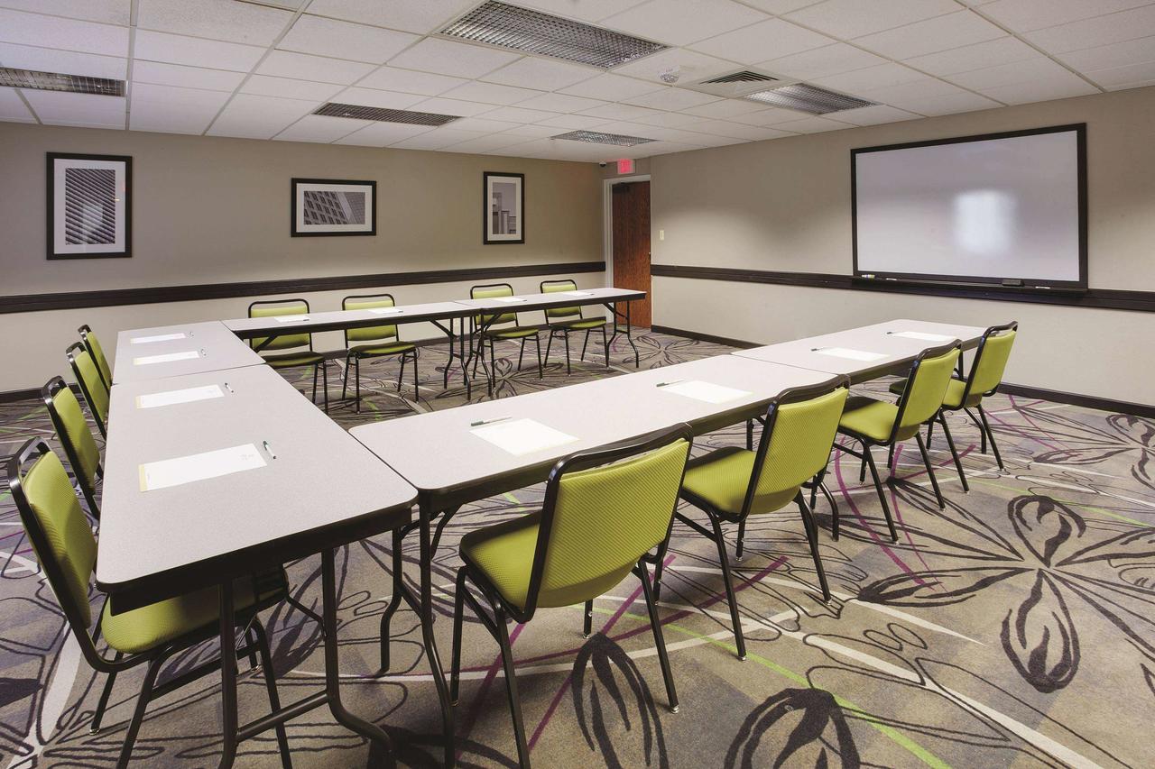 La Quinta By Wyndham Detroit Metro Airport - thumb 20