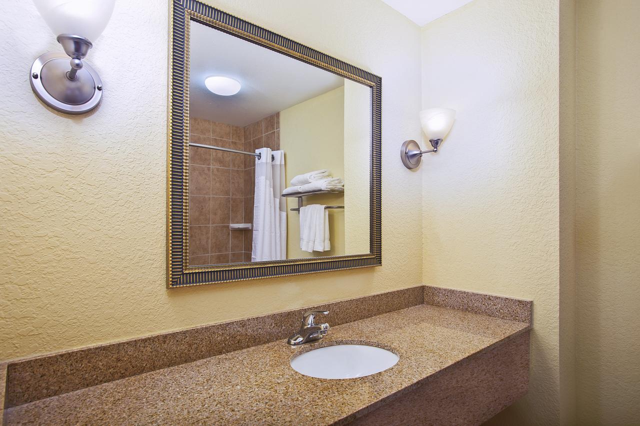 Holiday Inn Express Hotel & Suites East Lansing - thumb 1