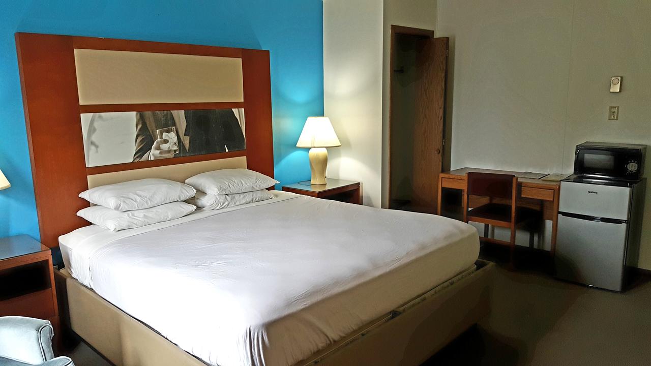 Country Hearth Inn-Iron Mountain - thumb 4