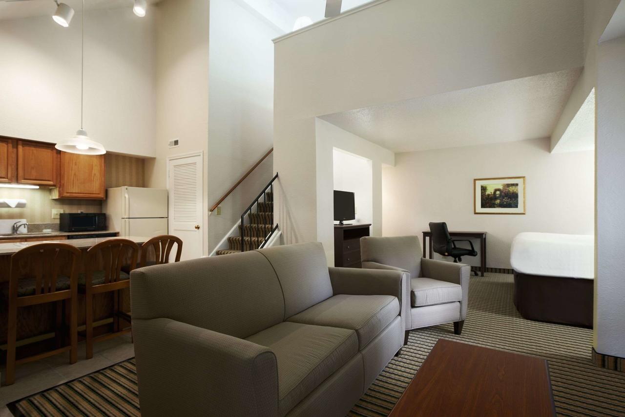 Hawthorn Suites Of Troy - thumb 30