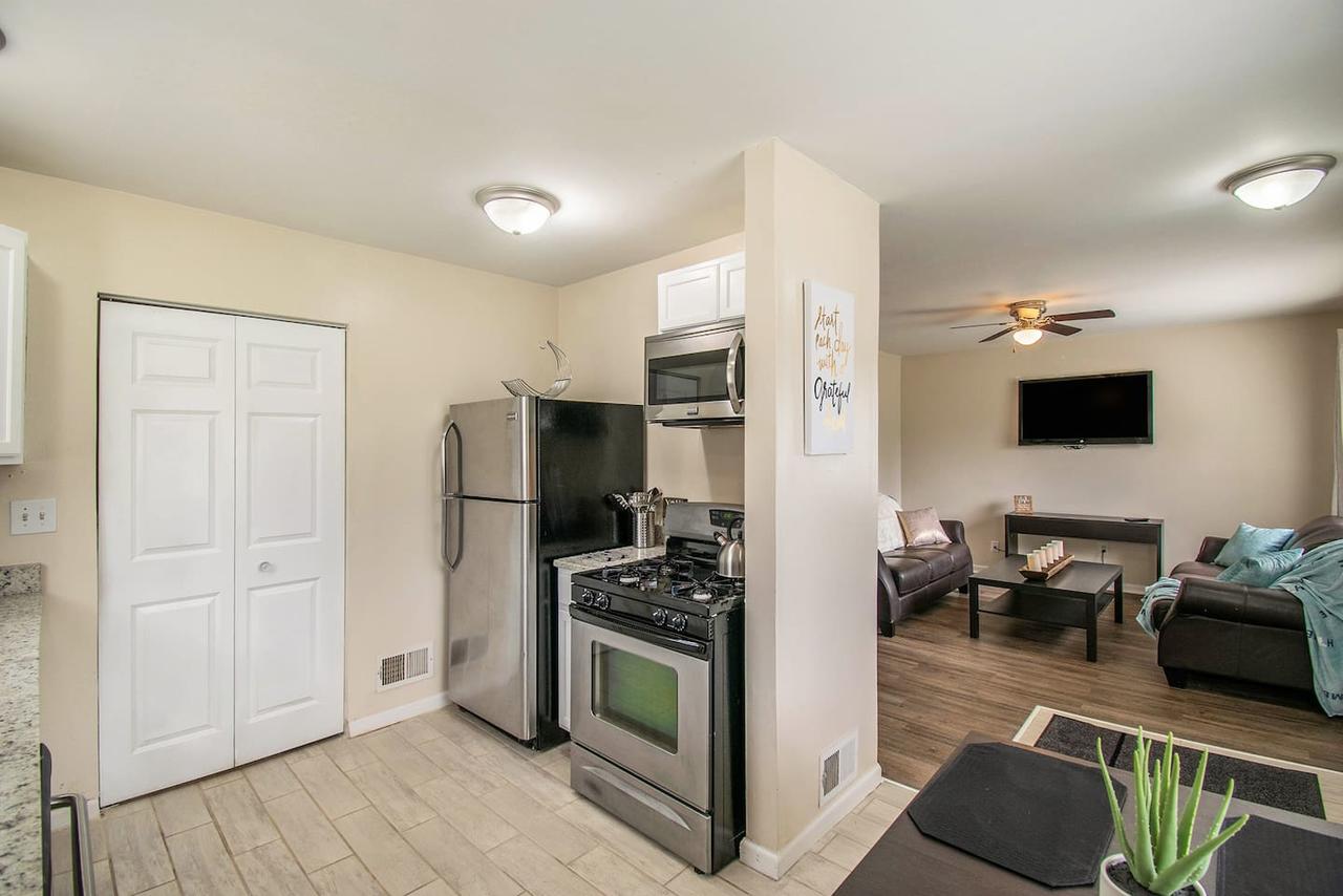 Adorable Ranch Home Minutes From The Airport - thumb 5