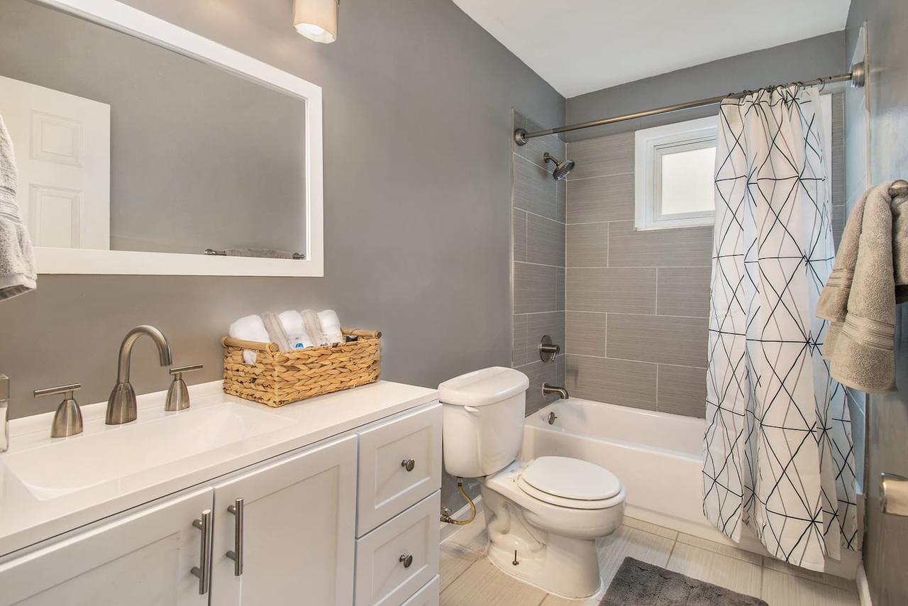 Adorable Ranch Home Minutes From The Airport - thumb 15